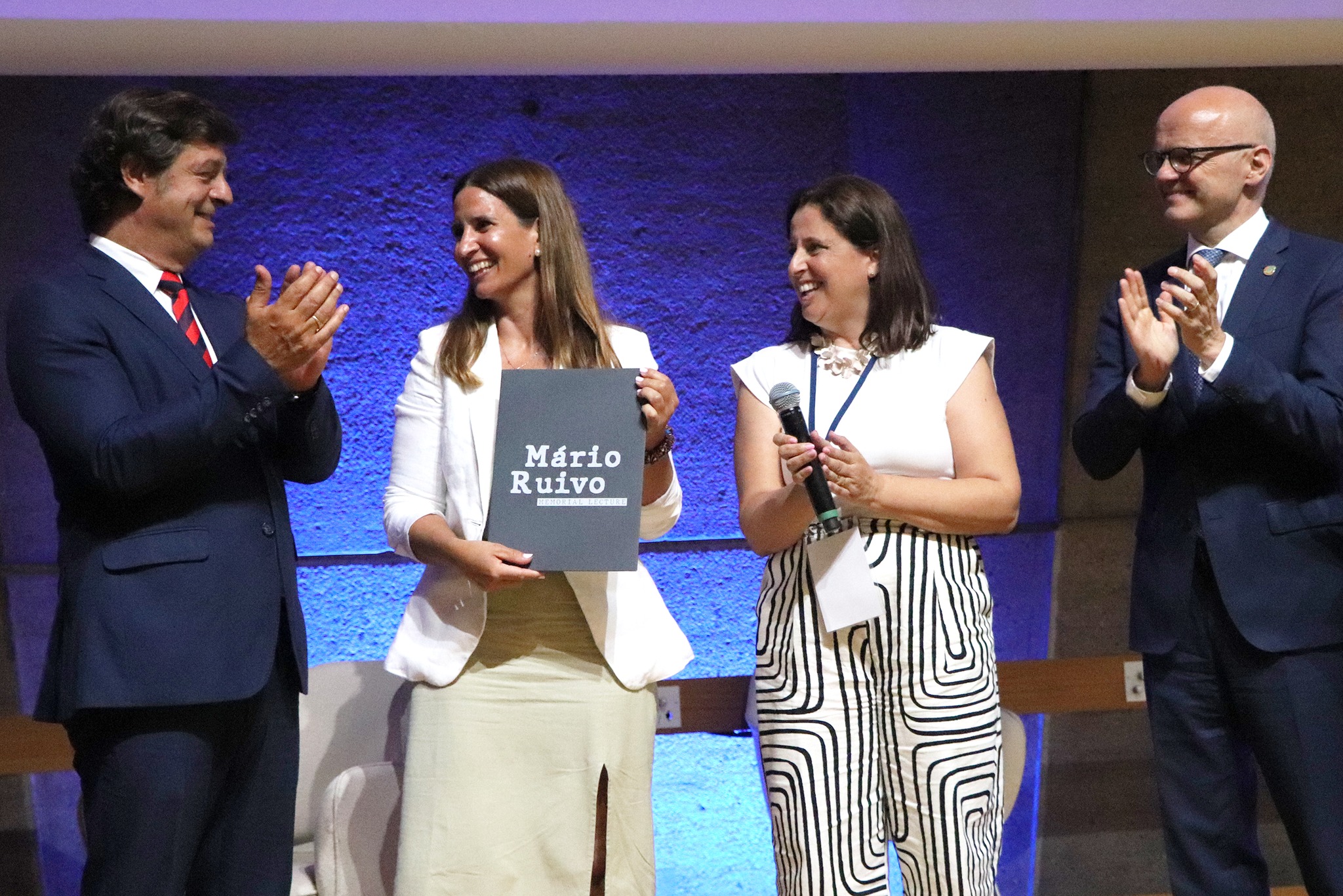 From left to right: Portuguese Secretary of State for the Sea and Fisheries, Salvador  Malheiro; Winner of the  2nd Edition, V&acirc;nia Baptista; Executive Director of EurOcean, Sandra S&aacute;; Executive Secretary of IOC/UNESCO, Vidar Helgesen.